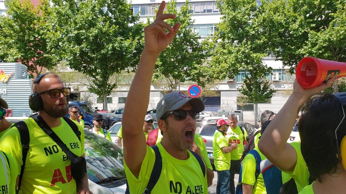 Concentracin contra el ERE ante la sede de ABB en Madrid