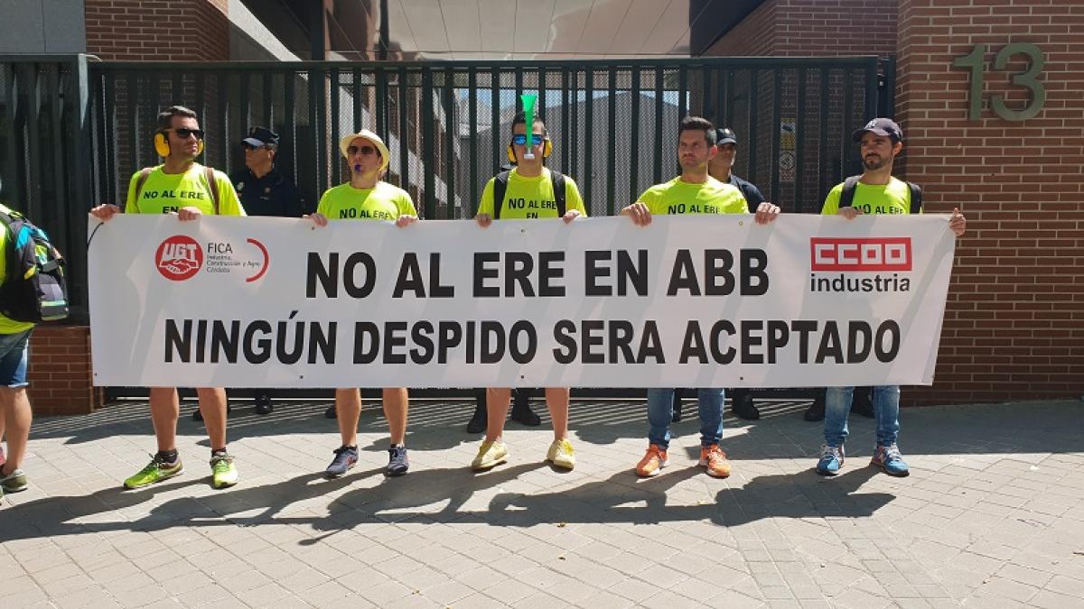 Concentracin contra el ERE ante la sede de ABB en Madrid